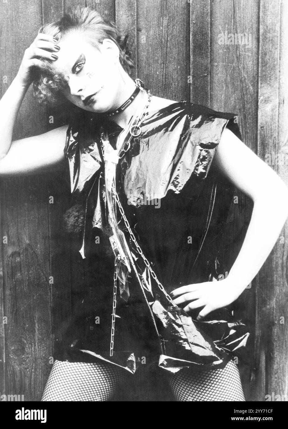 6 ottobre 1969: Erano qui solo per scioccare la gente dice INGRID che è uno dei fan punk rock originali in Svezia. Con un gran numero di altri adolescenti è l'avanguardia svedese di una moda che sta andando in piena inclinazione in Gran Bretagna e negli Stati Uniti. Secondo Ingrid, i punkies amano bere molta birra, essere attivi e avere molti amici. Rifiutano la maggior parte della cultura accettata, i libri e i giornali sono apparentemente privi di valore (a meno che non siano costituiti da strisce comiche) e odiano hippie, giornalisti e presagi, anche se un buon film tardivo in TV è la loro idea di un buon momento. (Credito immag Foto Stock