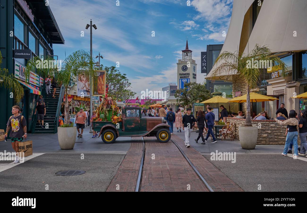 Il mercato agricolo originale di Los Angeles USA e' un mercato storico caratterizzato da una gamma di negozi alla moda, ristoranti e fornitori di alimentari gourmet Foto Stock