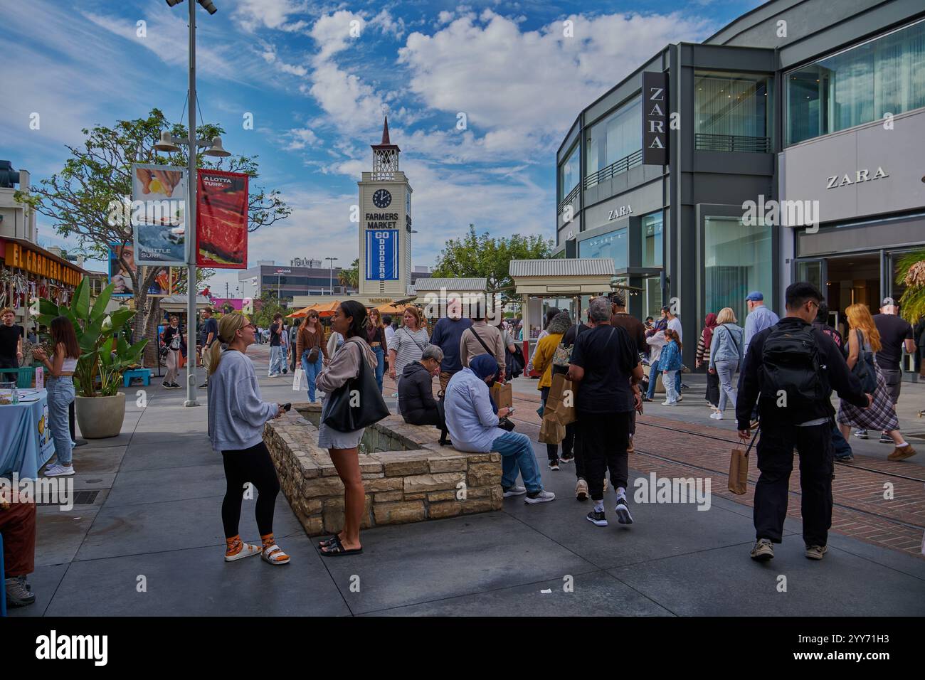 Il mercato agricolo originale di Los Angeles USA e' un mercato storico caratterizzato da una gamma di negozi alla moda, ristoranti e fornitori di alimentari gourmet Foto Stock