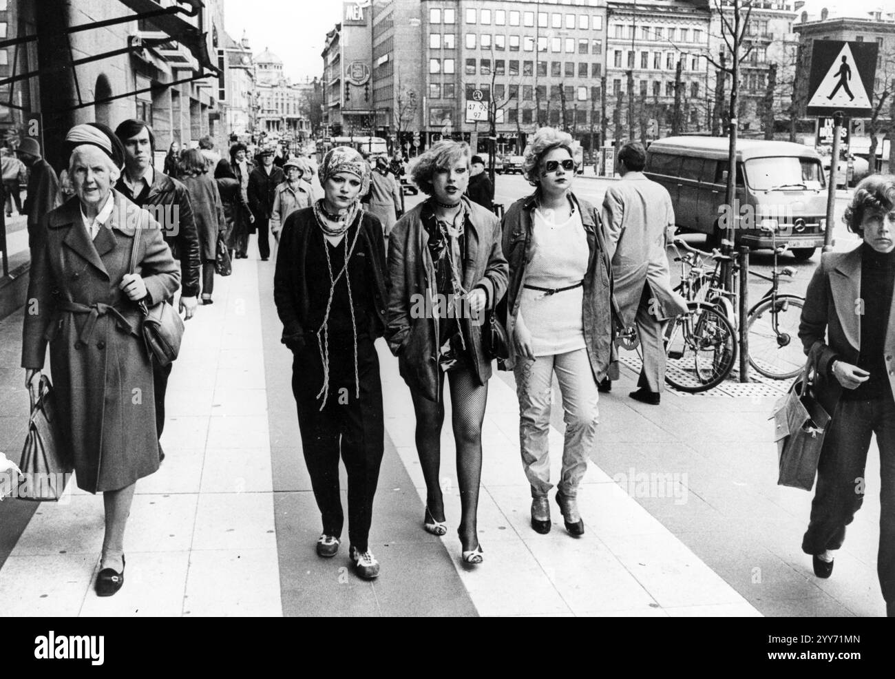 6 ottobre 1969: Stoccolma, Svezia: Siamo qui solo per scioccare la gente dice INGRID che è uno dei fan del punk rock in Svezia. Con un gran numero di altri adolescenti è l'avanguardia svedese di una moda che sta andando in piena inclinazione in Gran Bretagna e negli Stati Uniti. Secondo Ingrid, i punkies amano bere molta birra, essere attivi e avere molti amici. Rifiutano la maggior parte della cultura accettata, i libri e i giornali sono apparentemente privi di valore (a meno che non siano costituiti da strisce comiche) e odiano hippie, giornalisti e presagi, anche se un buon film tardivo in TV è la loro idea di goo Foto Stock