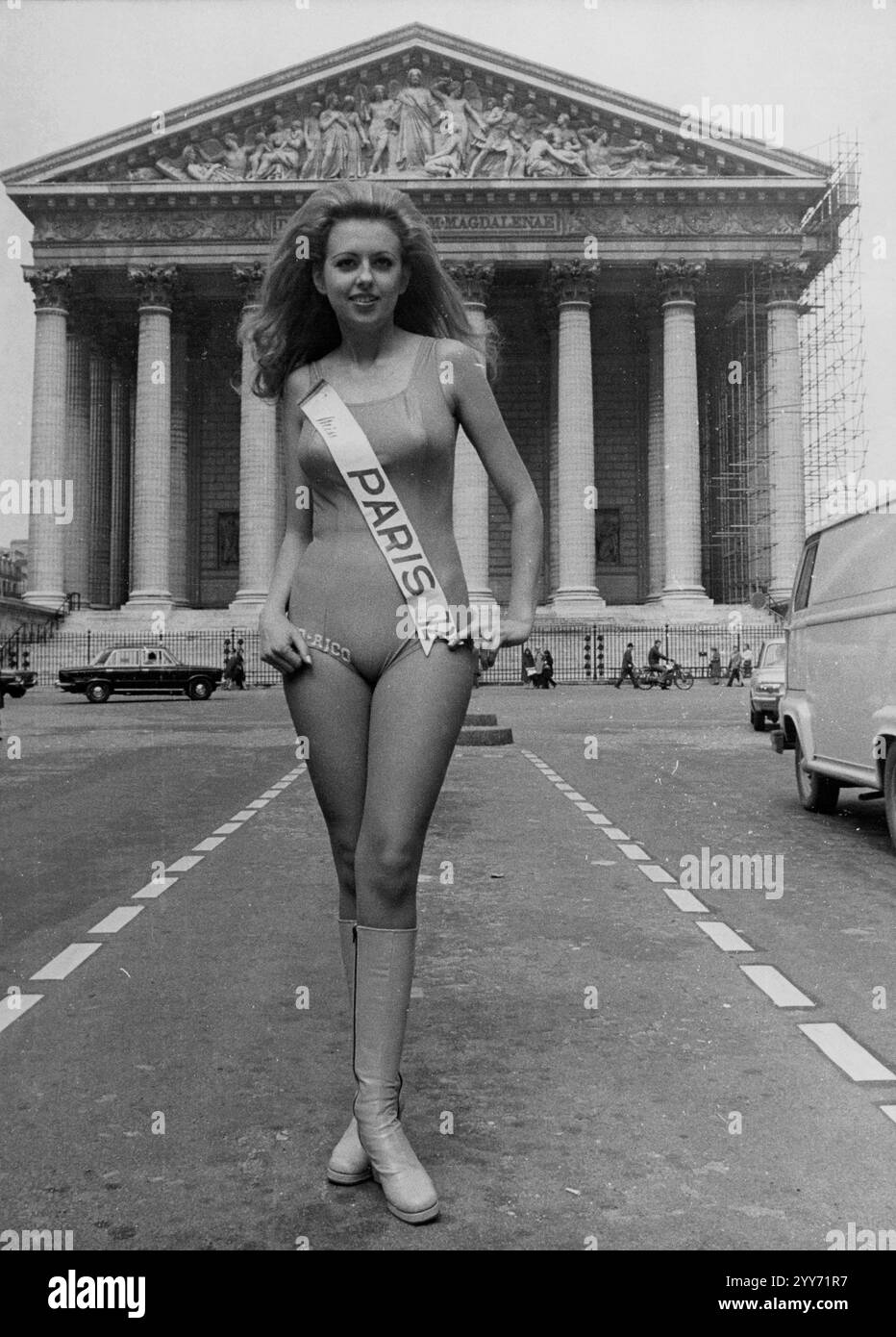 11 febbraio 1972: Parigi, Francia: Al Bataclan Music Hall è stata eletta ieri sera a Parigi 1972 l'affascinante PATRICIA CHAPUIS, 18 anni, di fronte alla Madeline. La fortunata vincitrice parteciperà alle elezioni nazionali di Miss Francia 73, a dicembre. (Credit Image: © Keystone Press Agency/ZUMA Press Wire) SOLO PER USO EDITORIALE! Non per USO commerciale! Foto Stock