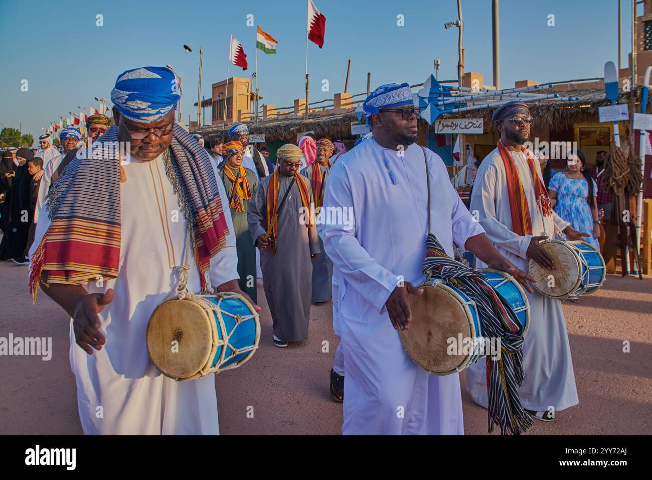 Danza folcloristica tradizionale dell'Oman (danza Ardah) nel villaggio culturale di Katara, Doha, Qatar durante il 14° festival tradizionale di dhow di Katara Foto Stock