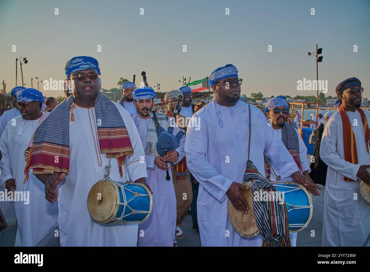 Danza folcloristica tradizionale dell'Oman (danza Ardah) nel villaggio culturale di Katara, Doha, Qatar durante il 14° festival tradizionale di dhow di Katara Foto Stock