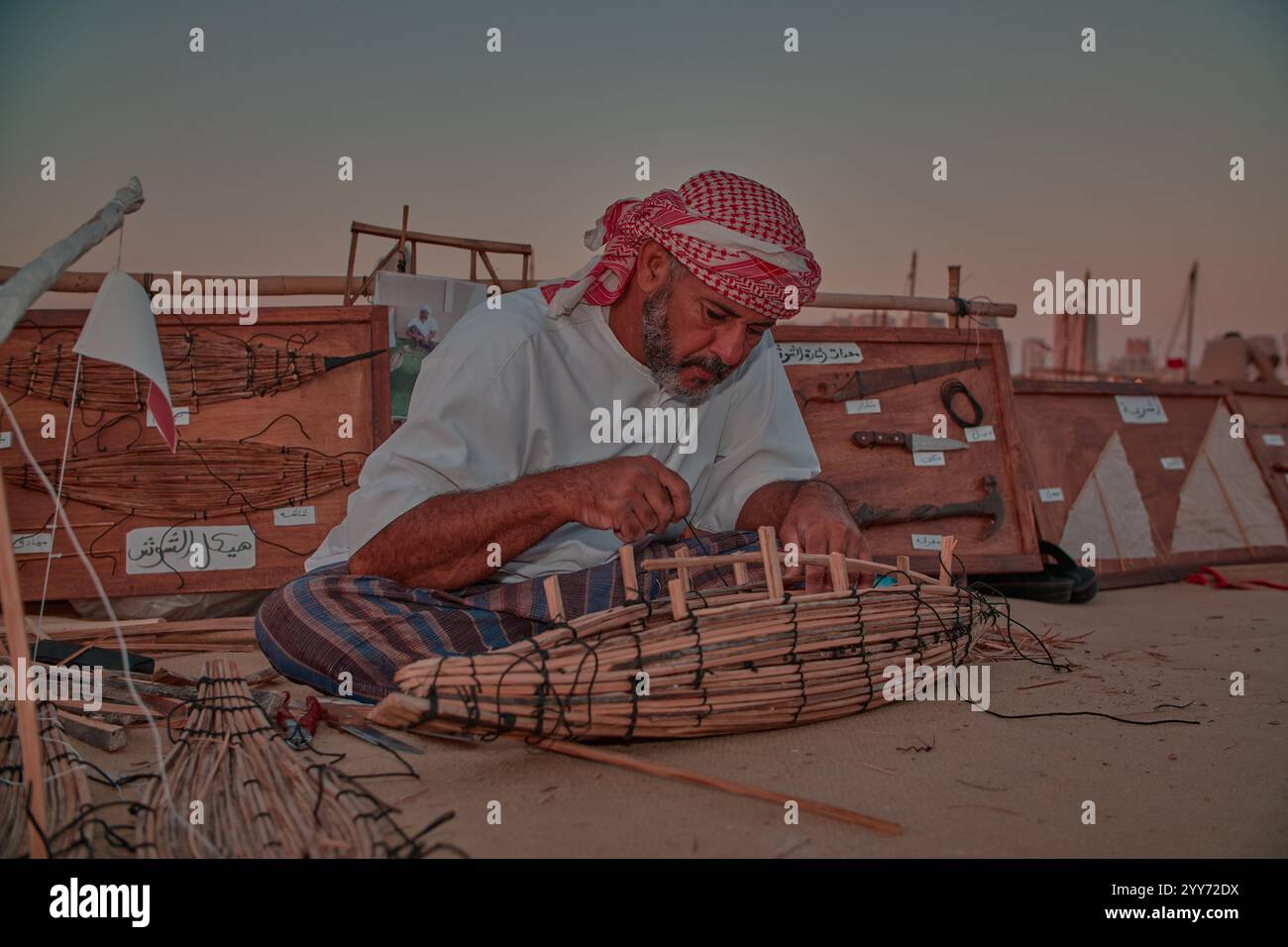 Tradizionale falegname arabo (creatore di dhow) che lavora nel villaggio culturale di Katara, Doha in Qatar durante il 14° festival tradizionale di dhow a Doha in Qatar Foto Stock