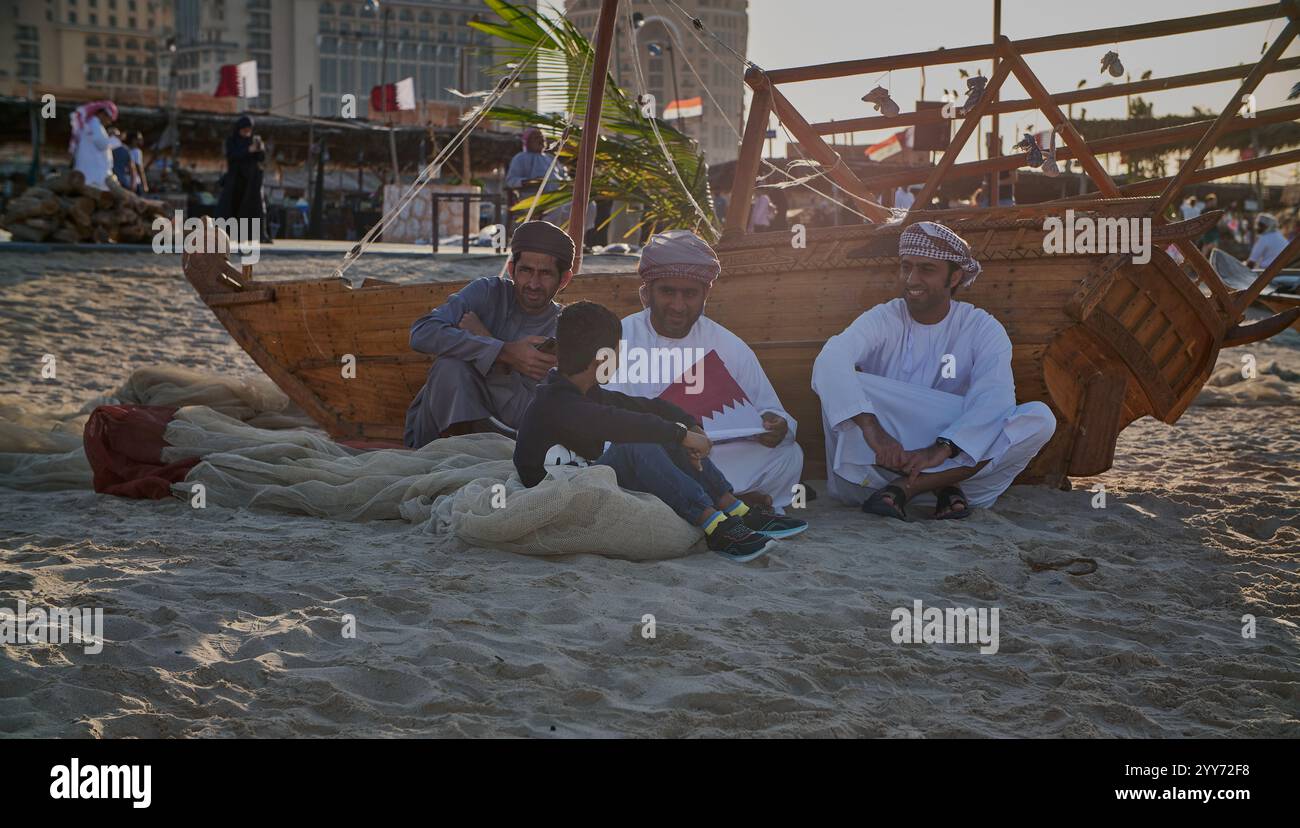 Gruppo di pescatori arabi tradizionali nel villaggio culturale di Katara a Doha, in Qatar, vista del tramonto durante il 14° festival tradizionale del dhow di Katara Foto Stock