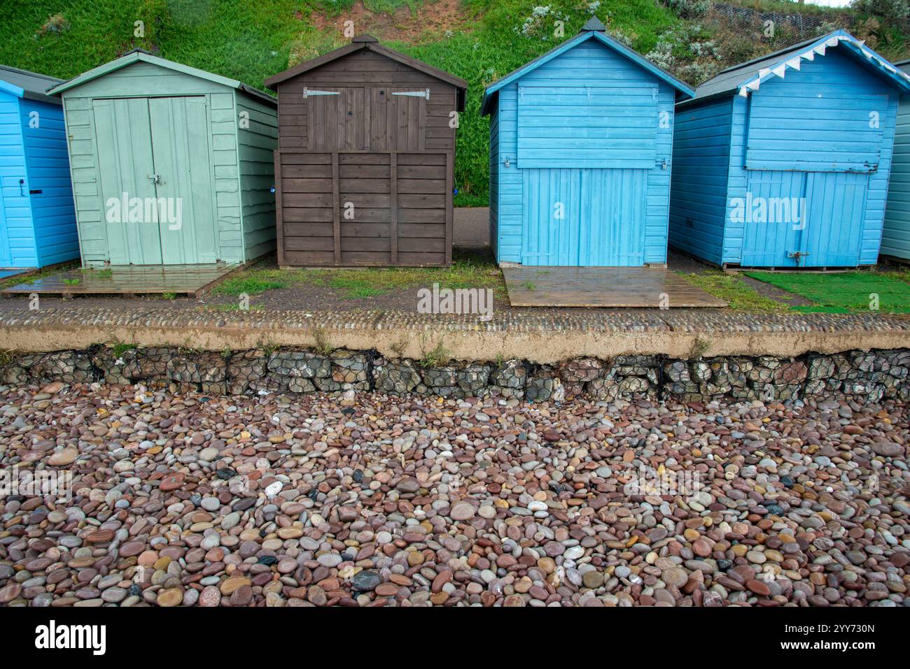 pebble Beach e capanne a Sidmouth, Inghilterra Foto Stock