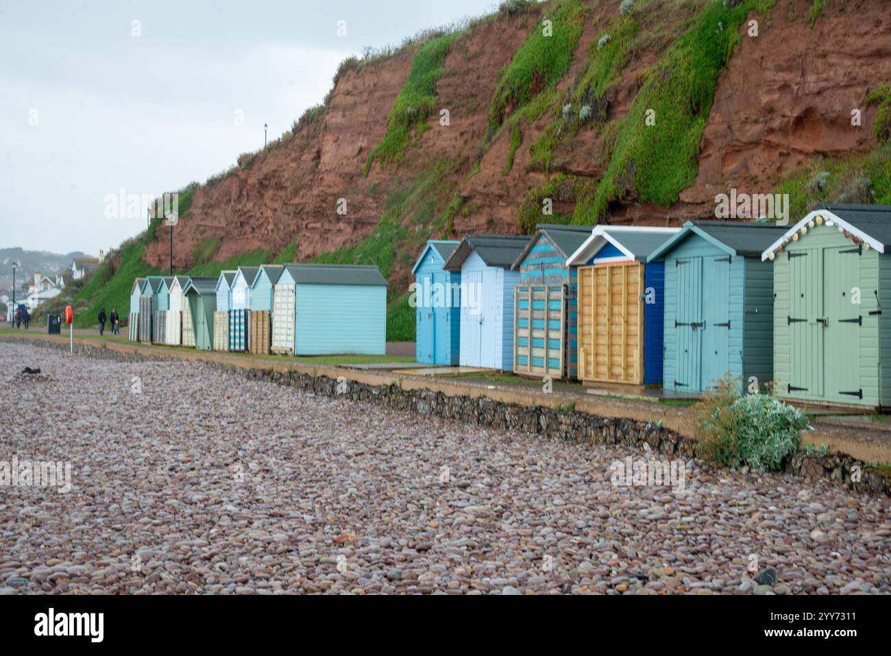 pebble Beach e capanne a Sidmouth, Inghilterra Foto Stock
