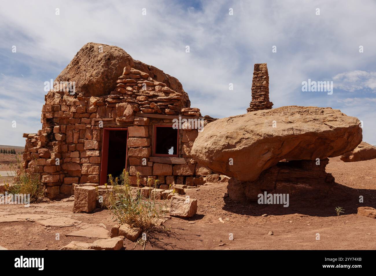 Una vecchia dimora in muratura abbandonata ai piedi del Vermilion Cliffs National Monument lungo la US 89A. Vicino a Page, Arizona. Foto Stock
