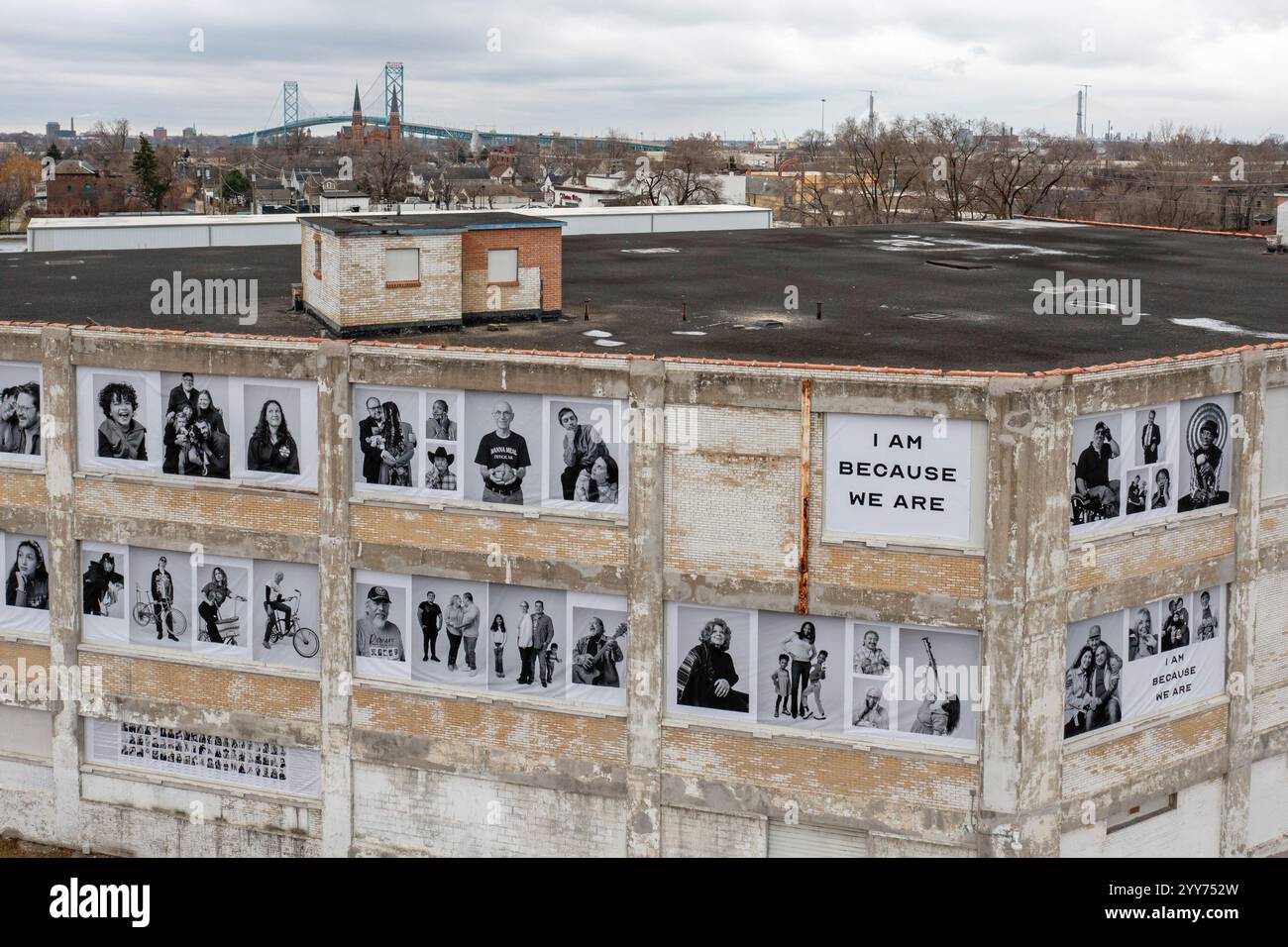 Detroit, Michigan, Stati Uniti. 19 dicembre 2024. Ritratti di 104 residenti in tre quartieri di Detroit - Corktown, North Corktown e Hubbard Richard - realizzano un murale di fotogiornalisti Jessica Trevino e Romain Blanquart. I tre quartieri circondano la stazione centrale del Michigan, un tempo simbolo del declino di Detroit, ma ora motore di un rapido cambiamento, che porta sia rivitalizzazione che minaccia di spostamento. Intitolato "io sono perché siamo", il murale onora i diversi residenti che hanno reso le comunità ciò che sono. Crediti: Jim West/Alamy Live News Foto Stock