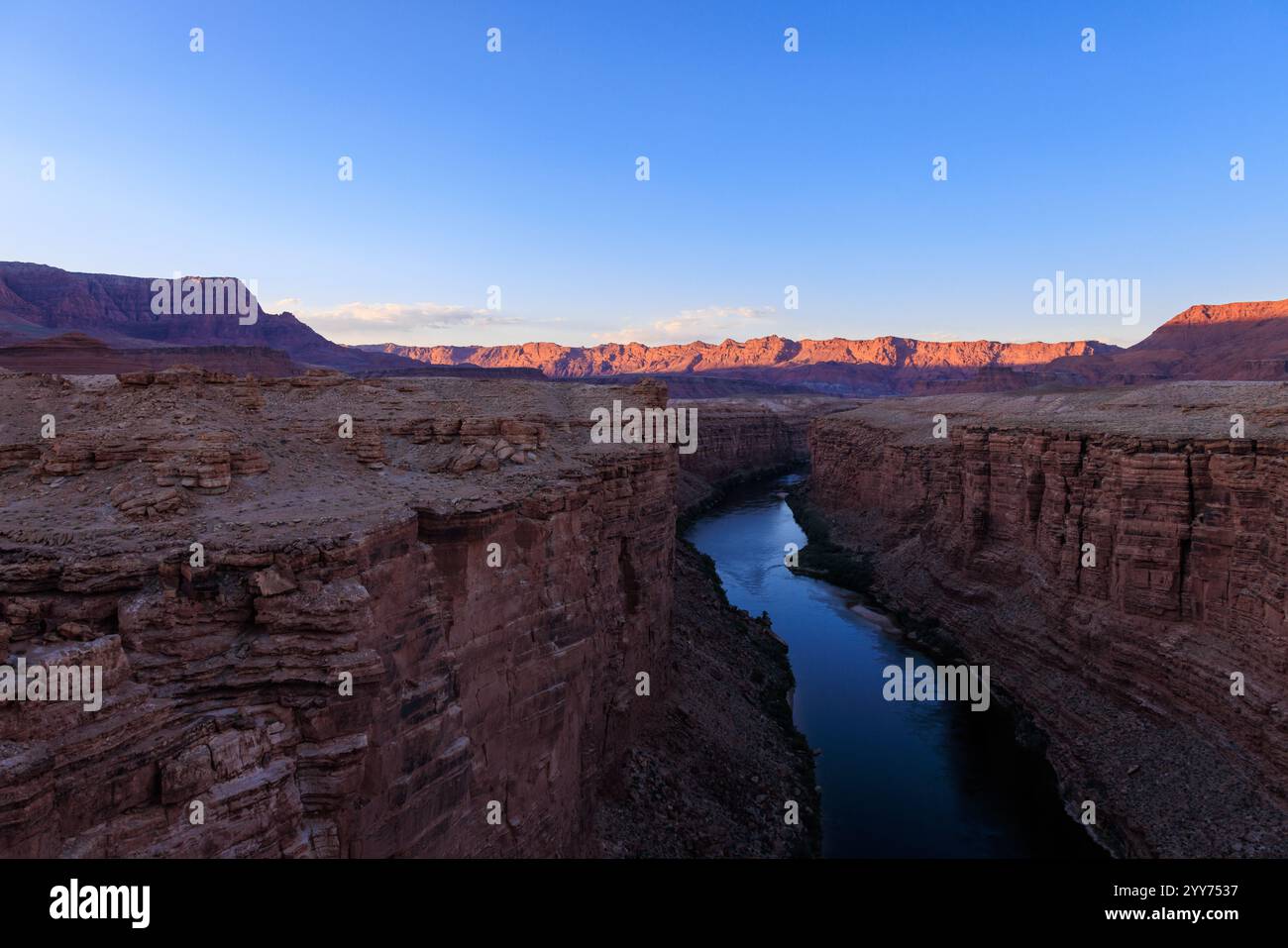 Il fiume Colorado visto dal ponte Navajo mentre scorre attraverso il Marble Canyon nel nord dell'Arizona vicino a Page. Foto Stock