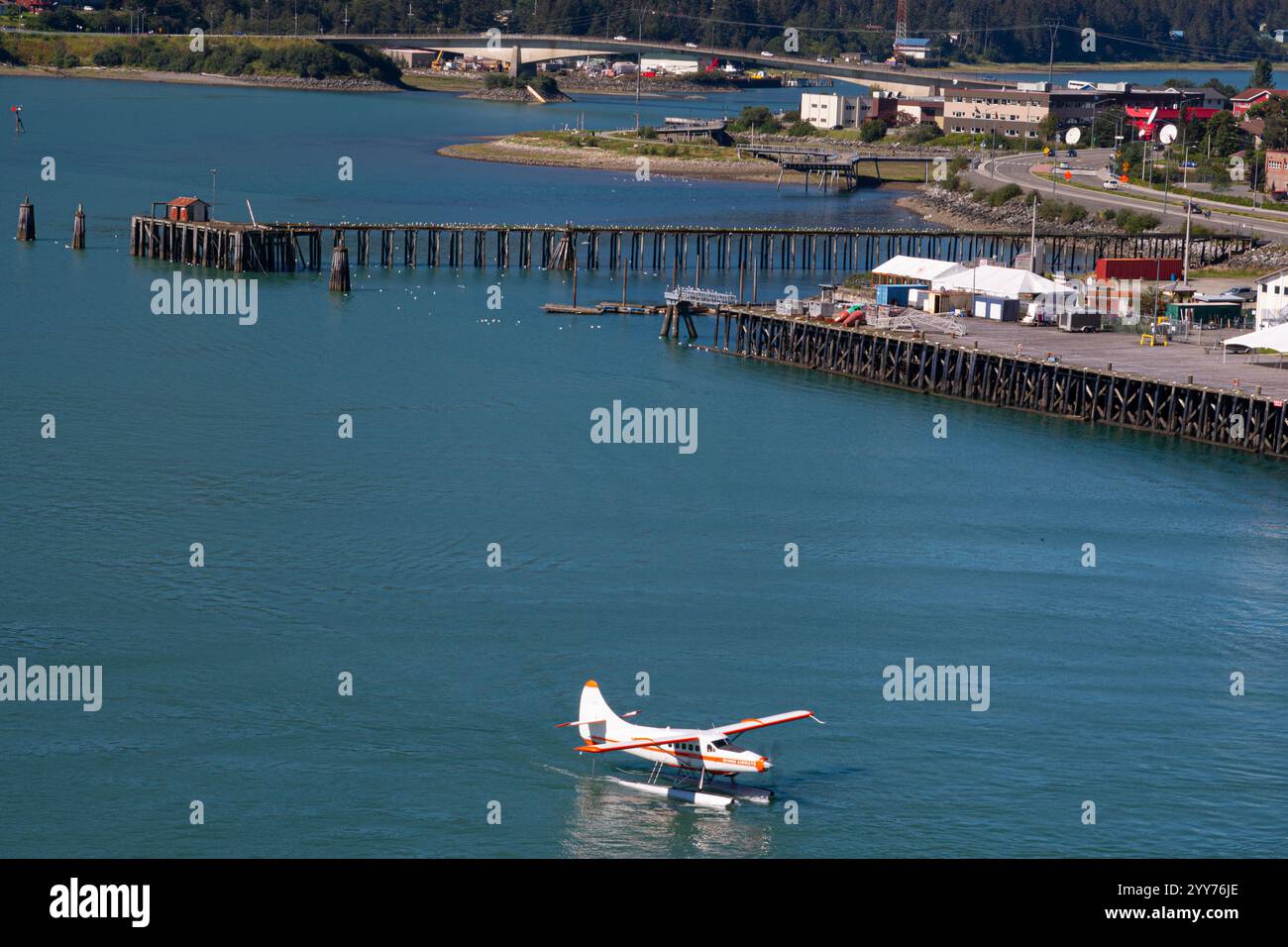 Un piccolo aereo atterra in cima all'oceano per un'escursione in Alaska. Foto Stock
