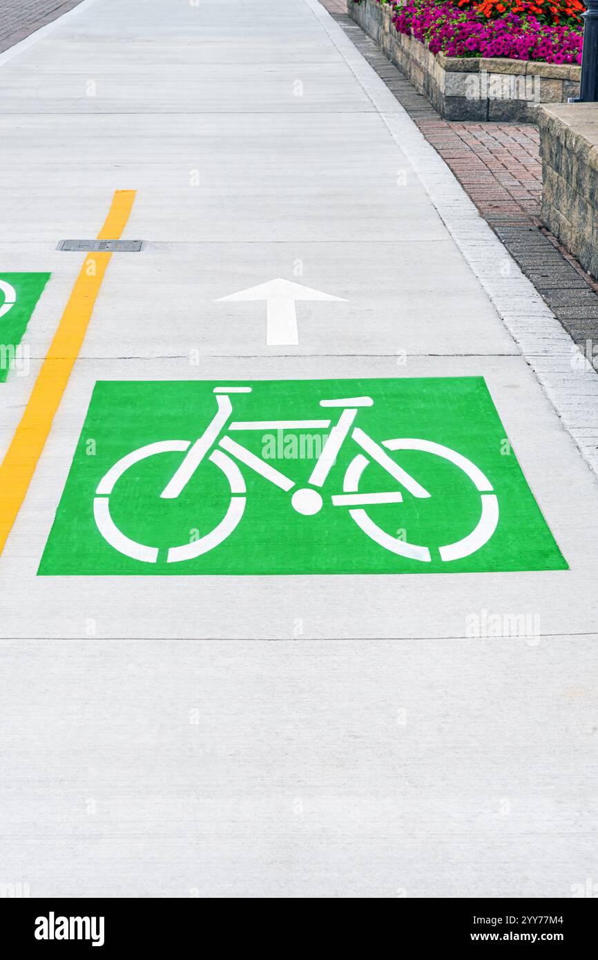 Percorso ciclabile denotato da un simbolo icona verde per identificarlo. Foto Stock