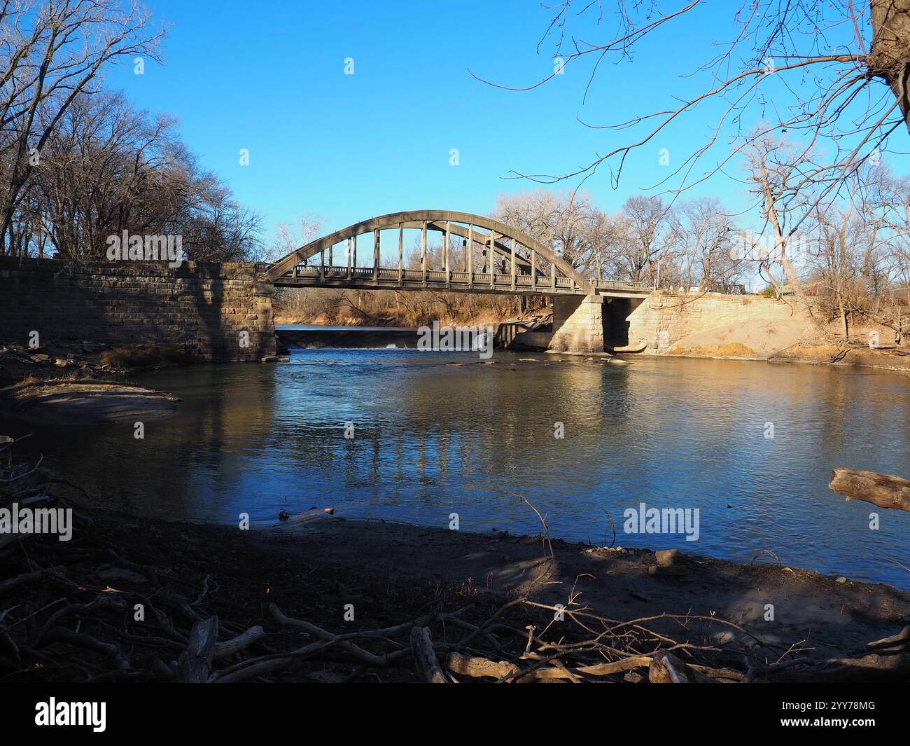 Storico ponte in pietra e cemento sul fiume Cottonwood a Emporia, Kansas, un tempo strada e ora pista ciclabile e pedonale. Catturato nel Flint Foto Stock