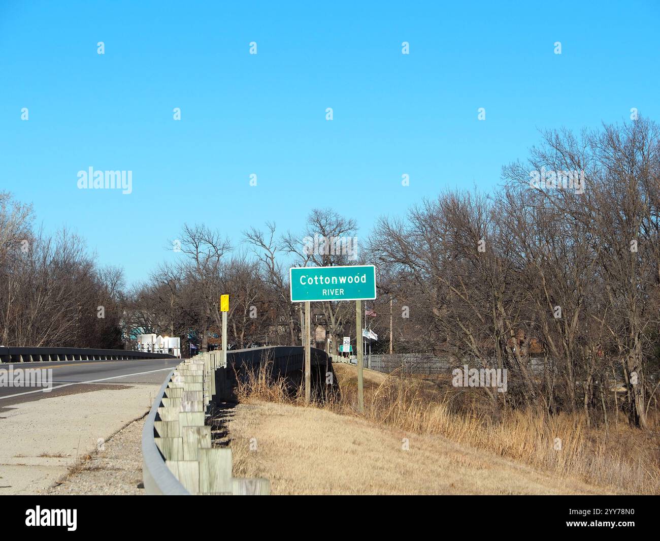 Storico ponte in pietra e cemento sul fiume Cottonwood a Emporia, Kansas, un tempo strada e ora pista ciclabile e pedonale. Catturato nel Flint Foto Stock