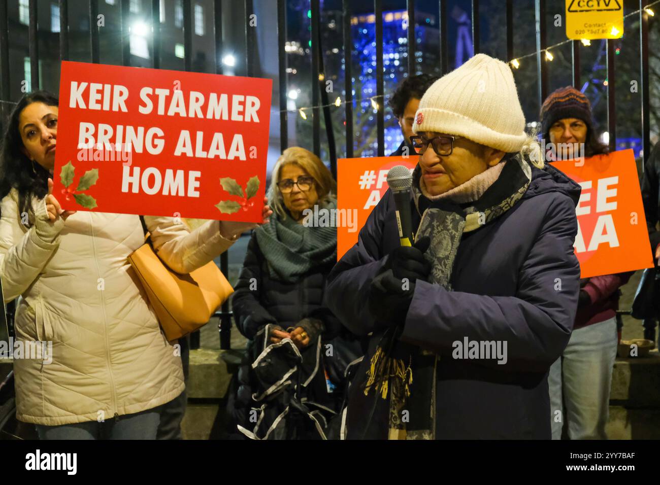 Londra, Regno Unito. 19 dicembre 2024. Laila Soueif, madre di Alaa Abd El-Fattah, si rivolge ai sostenitori e ai familiari riuniti di fronte a Downing Street in una veglia natalizia chiedendo il rilascio dello scrittore e blogger anglo-egiziano incarcerato, che rimane in detenzione nonostante abbia scontato la sua condanna di cinque anni. Laila, 68 anni, ha raggiunto il 81° giorno dello sciopero della fame in un'offerta di pressione sul governo britannico affinché assicurasse il rilascio di Alaa. Credito: Fotografia dell'undicesima ora/Alamy Live News Foto Stock