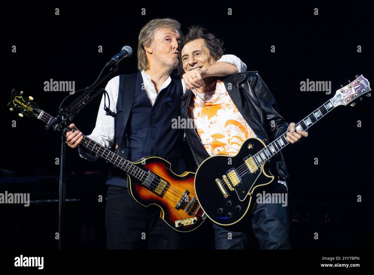 Paul McCartney e Ronnie Wood si esibiscono dal vivo a Londra il 19 dicembre 2024 Foto Stock