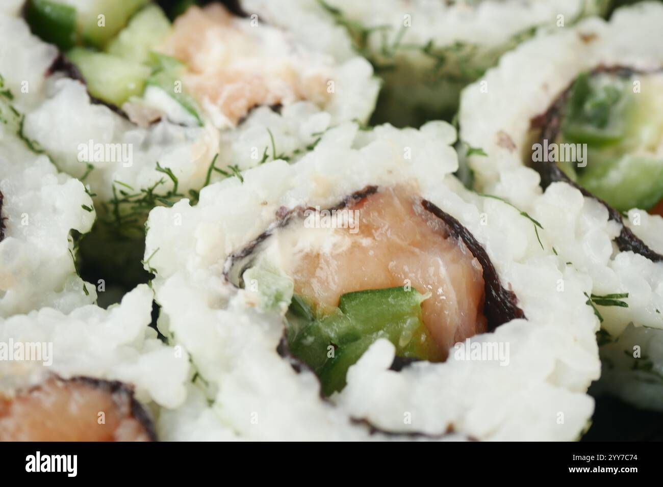 Concediti un delizioso piatto di sushi assortito con salmone fresco e deliziosi involtini Veggie Foto Stock