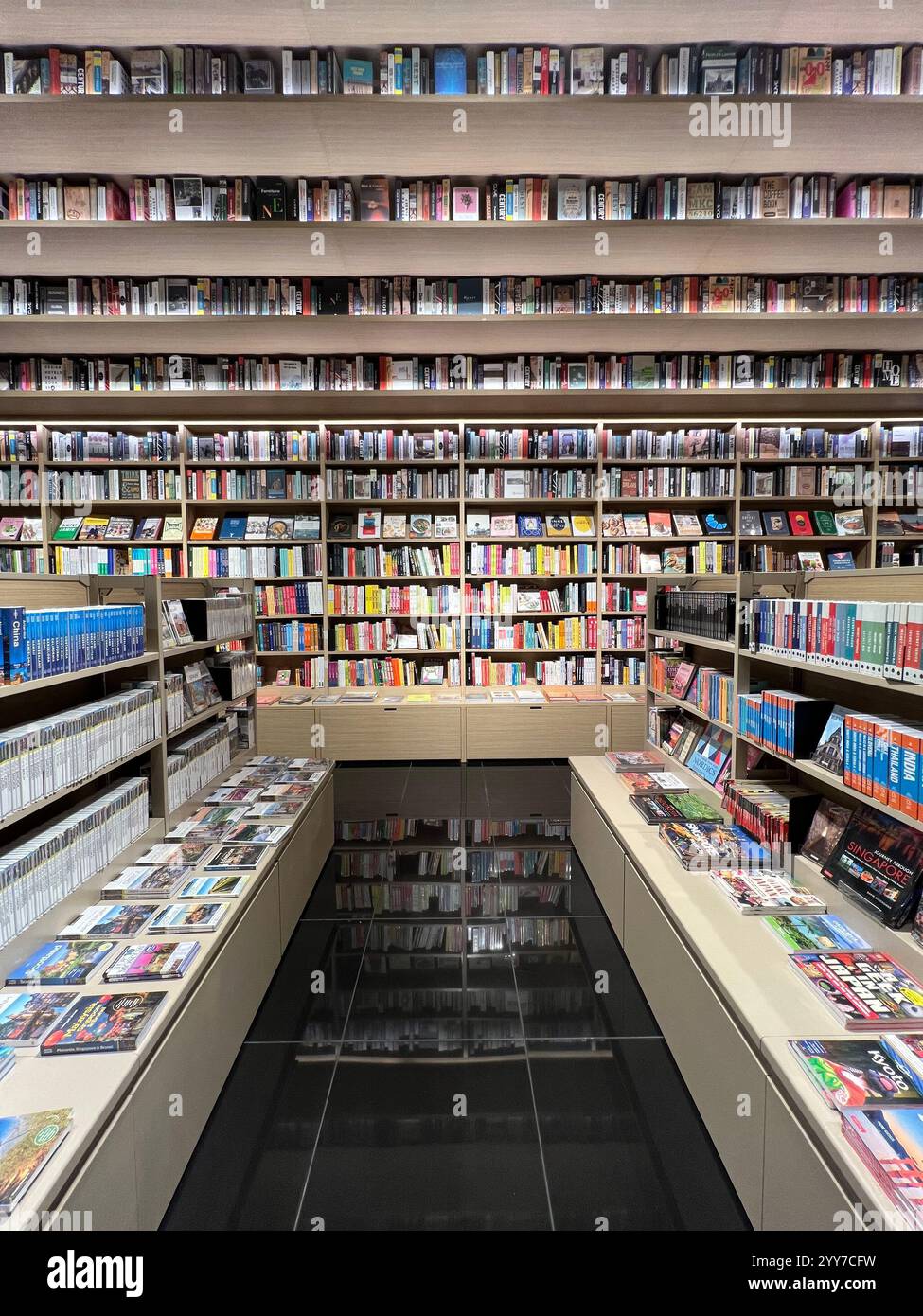 Interno della libreria Tsutaya, design esclusivo, scaffali alti pieni di libri di stile di vita popolari. Aeon Tebrau City, Johor Bahru, Malesia. Foto Stock