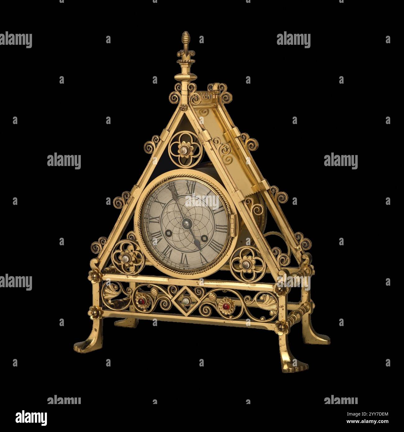 Cornice dell'orologio Mantel in oro antico con design gotico Foto Stock