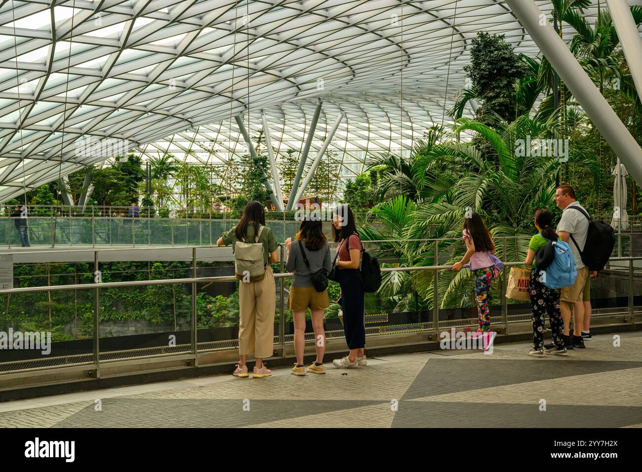 Turisti che ammirano il Jewel Rain Vortex, l'aeroporto Changi, Singapore Foto Stock