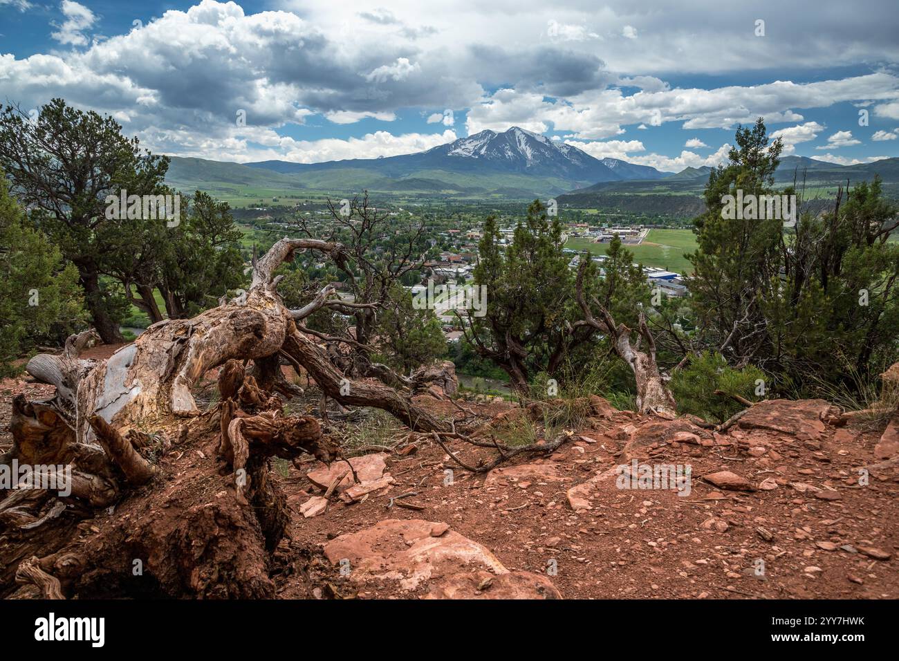 Un paesaggio accattivante mostra la bellezza di Carbondale, Colorado, mettendo in evidenza il Monte Sopris e i dintorni naturali sotto un cielo blu. Foto Stock