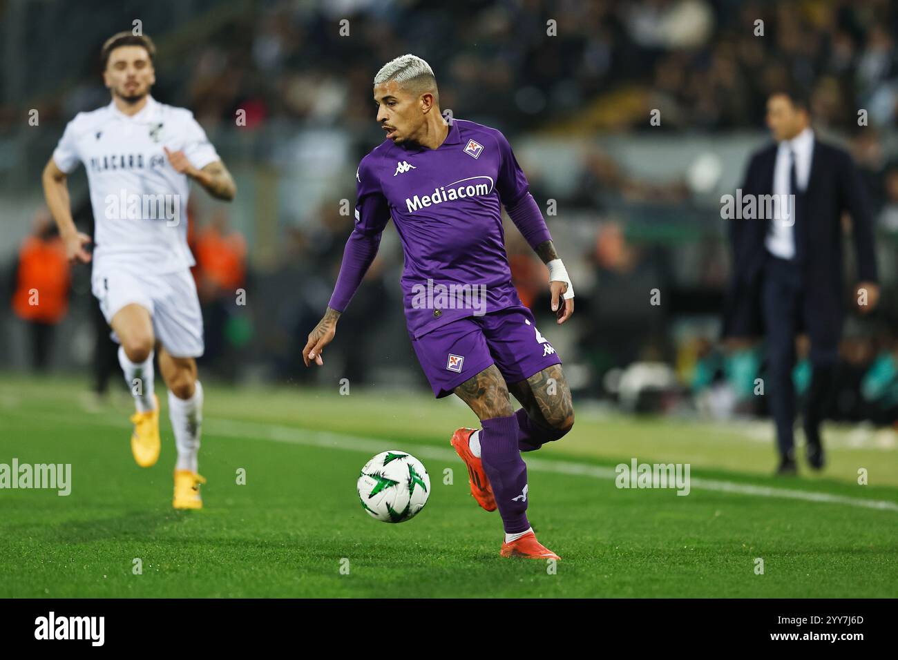 Guimaraes, Portogallo. 19 dicembre 2024. Dodo (Fiorentina) calcio: UEFA 'Europa Conference League', fase 6 tra Vitoria SC 1-1 ACF Fiorentina allo stadio D. Afonso Henriques di Guimaraes, Portogallo. Crediti: Mutsu Kawamori/AFLO/Alamy Live News Foto Stock