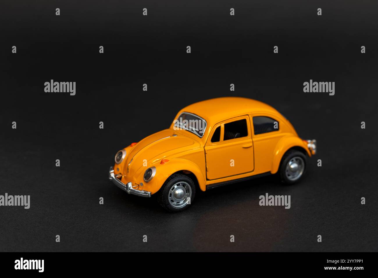Modello di auto d'epoca. Vecchio modello di auto retrò. Macchinina giocattolo su sfondo nero Foto Stock