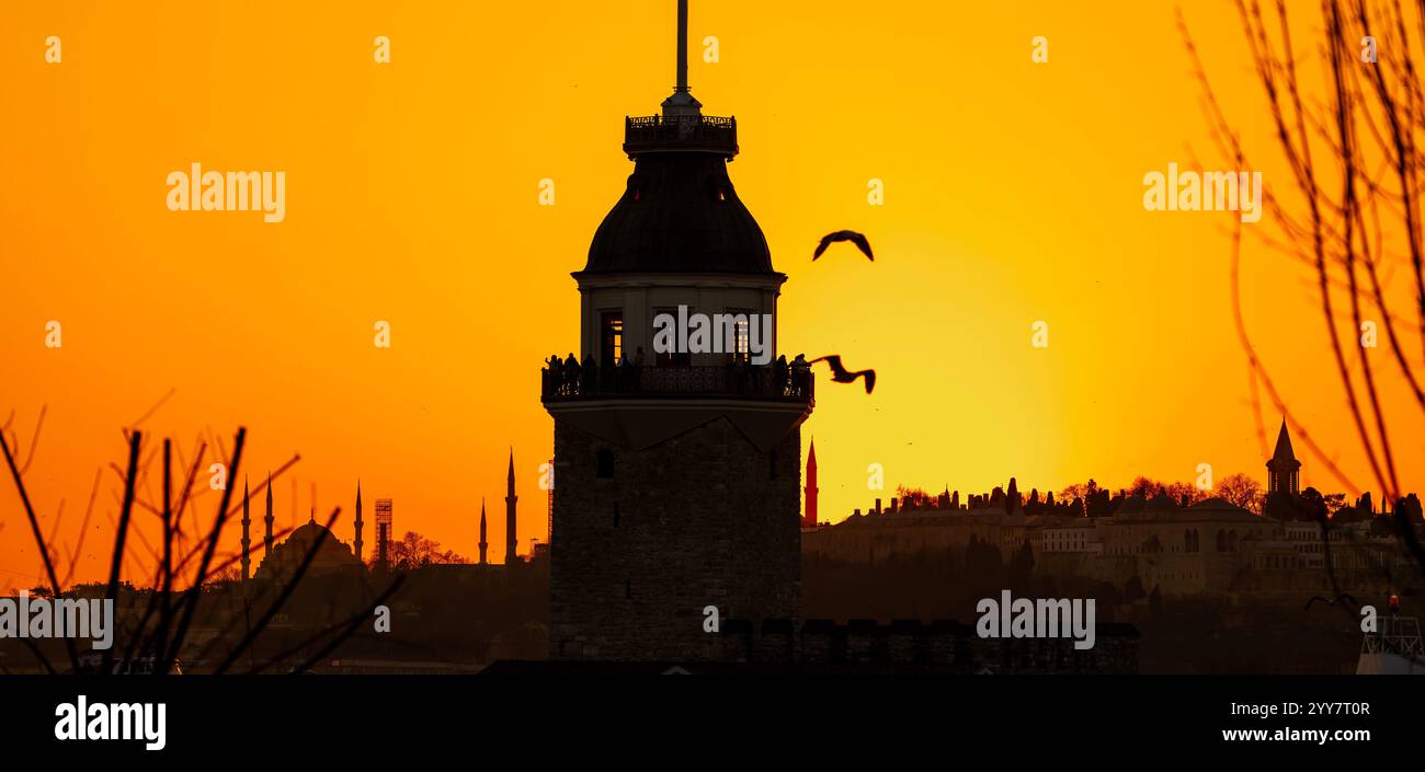Torre della Vergine, una delle icone di Istanbul, in serata Foto Stock