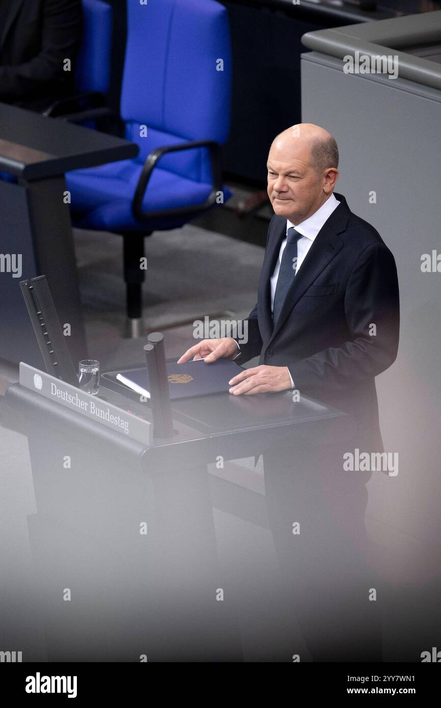 OLAF Scholz - Vertrauensfrage Bundestag DEU, Deutschland, Germania, Berlino, 16.12.2024 Rede vom Bundeskanzler Olaf Scholz SPD bei der Debatte bei einer Sitzung des Deutschen Bundestages ueber die Vertrauensfrage und Regierungserklärung im Bundestag am 16. Dezember 2024 im Deutschen Bundestag in Berlin Deutschland. Der Bundeskanzler eine Vertrauensabstimmung im Parlament erreichen, mit der Absicht zu verlieren, um nach dem kuerzlichen Zusammenbruch der Drei-Parteien-Koalitionsregierung eine Neuwahl auszuloesen. Neuwahlen sind fuer den 23. February angesetzt it: Discorso del Cancelliere Olaf Sch Foto Stock