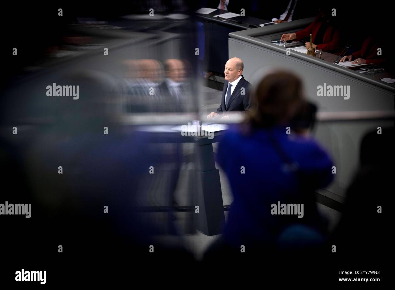 OLAF Scholz - Vertrauensfrage Bundestag DEU, Deutschland, Germania, Berlino, 16.12.2024 Rede vom Bundeskanzler Olaf Scholz SPD bei der Debatte bei einer Sitzung des Deutschen Bundestages ueber die Vertrauensfrage und Regierungserklärung im Bundestag am 16. Dezember 2024 im Deutschen Bundestag in Berlin Deutschland. Der Bundeskanzler eine Vertrauensabstimmung im Parlament erreichen, mit der Absicht zu verlieren, um nach dem kuerzlichen Zusammenbruch der Drei-Parteien-Koalitionsregierung eine Neuwahl auszuloesen. Neuwahlen sind fuer den 23. February angesetzt it: Discorso del Cancelliere Olaf Sch Foto Stock