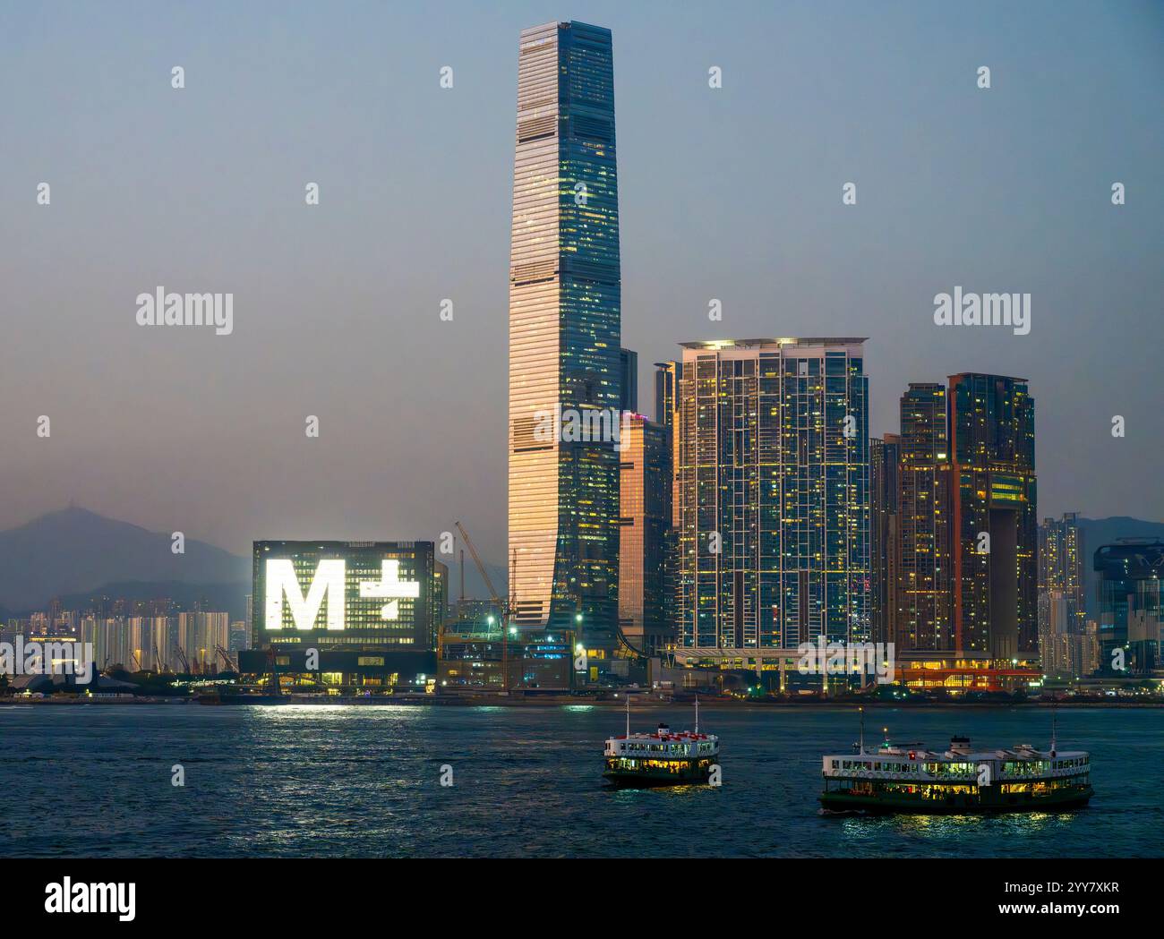 L'ICC International Commerce Centre e il nuovissimo museo M+ di cultura visiva di Hong Kong, Victoria Harbour, Hong Kong, Cina. Foto Stock