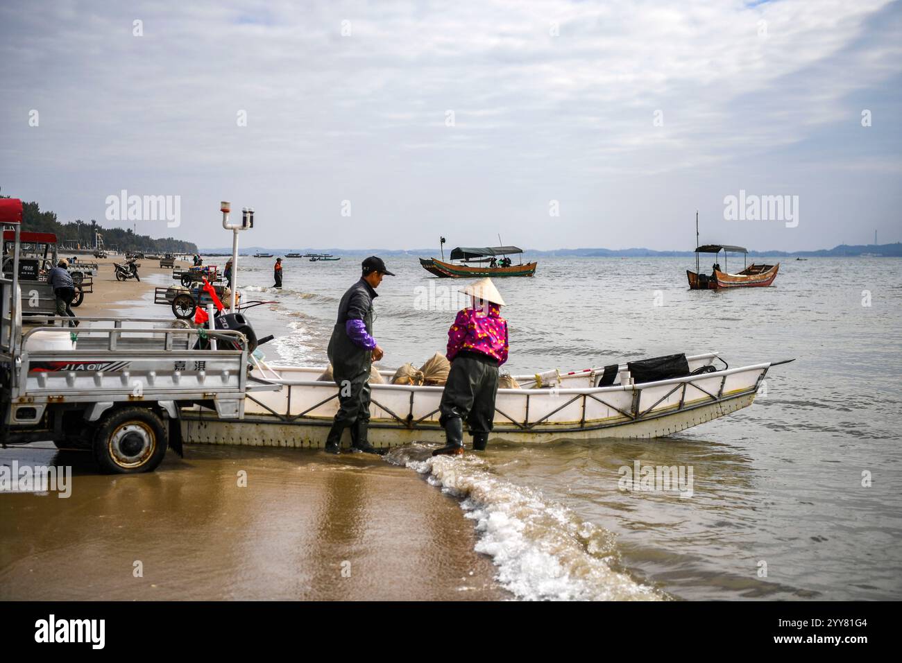 (241220) -- DONGXING, 20 dicembre 2024 (Xinhua) -- Jing People si preparano a pescare a Dongxing, nella regione autonoma Guangxi Zhuang della Cina meridionale, 16 dicembre 2024. Il gruppo etnico Jing è l'unico gruppo etnico marittimo in Cina, la maggior parte dei suoi membri vive sulle tre isole al largo della costa di Dongxing, nelle regioni di confine del Guangxi confinanti con il Vietnam. Essendo uno dei gruppi minoritari più piccoli della Cina, i Jing attualmente contano meno di 30.000. In passato, il popolo Jing si basava completamente sulla pesca tradizionale per guadagnarsi da vivere. Al contrario, il popolo Jing ora ha preso l'opportu di sviluppo orientato agli oceani Foto Stock