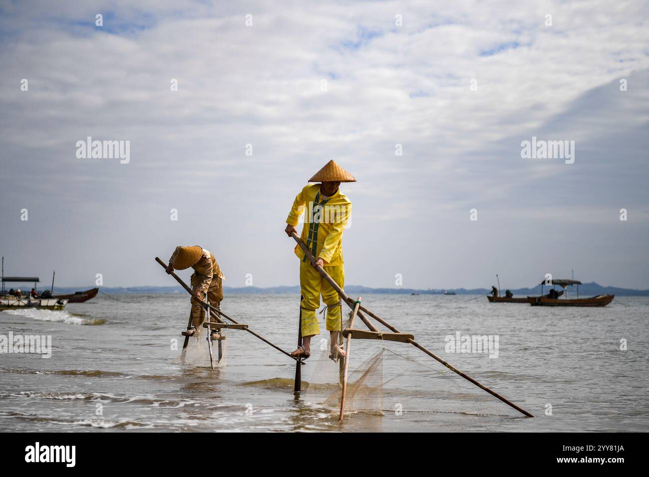 (241220) -- DONGXING, 20 dicembre 2024 (Xinhua) -- Jing People esegue la pesca su palafitte a Dongxing, nella regione autonoma Guangxi Zhuang della Cina meridionale, 16 dicembre 2024. Il gruppo etnico Jing è l'unico gruppo etnico marittimo in Cina, la maggior parte dei suoi membri vive sulle tre isole al largo della costa di Dongxing, nelle regioni di confine del Guangxi confinanti con il Vietnam. Essendo uno dei gruppi minoritari più piccoli della Cina, i Jing attualmente contano meno di 30.000. In passato, il popolo Jing si basava completamente sulla pesca tradizionale per guadagnarsi da vivere. Al contrario, il popolo Jing ora ha preso l'opportu di sviluppo orientato agli oceani Foto Stock