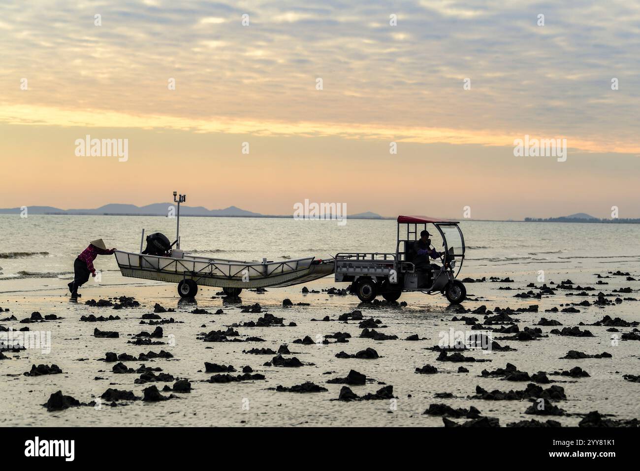 (241220) -- DONGXING, 20 dicembre 2024 (Xinhua) -- i pescatori tornano dopo aver lavorato a Dongxing, nella regione autonoma di Guangxi Zhuang, Cina meridionale, 16 dicembre 2024. Il gruppo etnico Jing è l'unico gruppo etnico marittimo in Cina, la maggior parte dei suoi membri vive sulle tre isole al largo della costa di Dongxing, nelle regioni di confine del Guangxi confinanti con il Vietnam. Essendo uno dei gruppi minoritari più piccoli della Cina, i Jing attualmente contano meno di 30.000. In passato, il popolo Jing si basava completamente sulla pesca tradizionale per guadagnarsi da vivere. Al contrario, il popolo Jing ora ha preso le opportunit di sviluppo orientate agli oceani Foto Stock