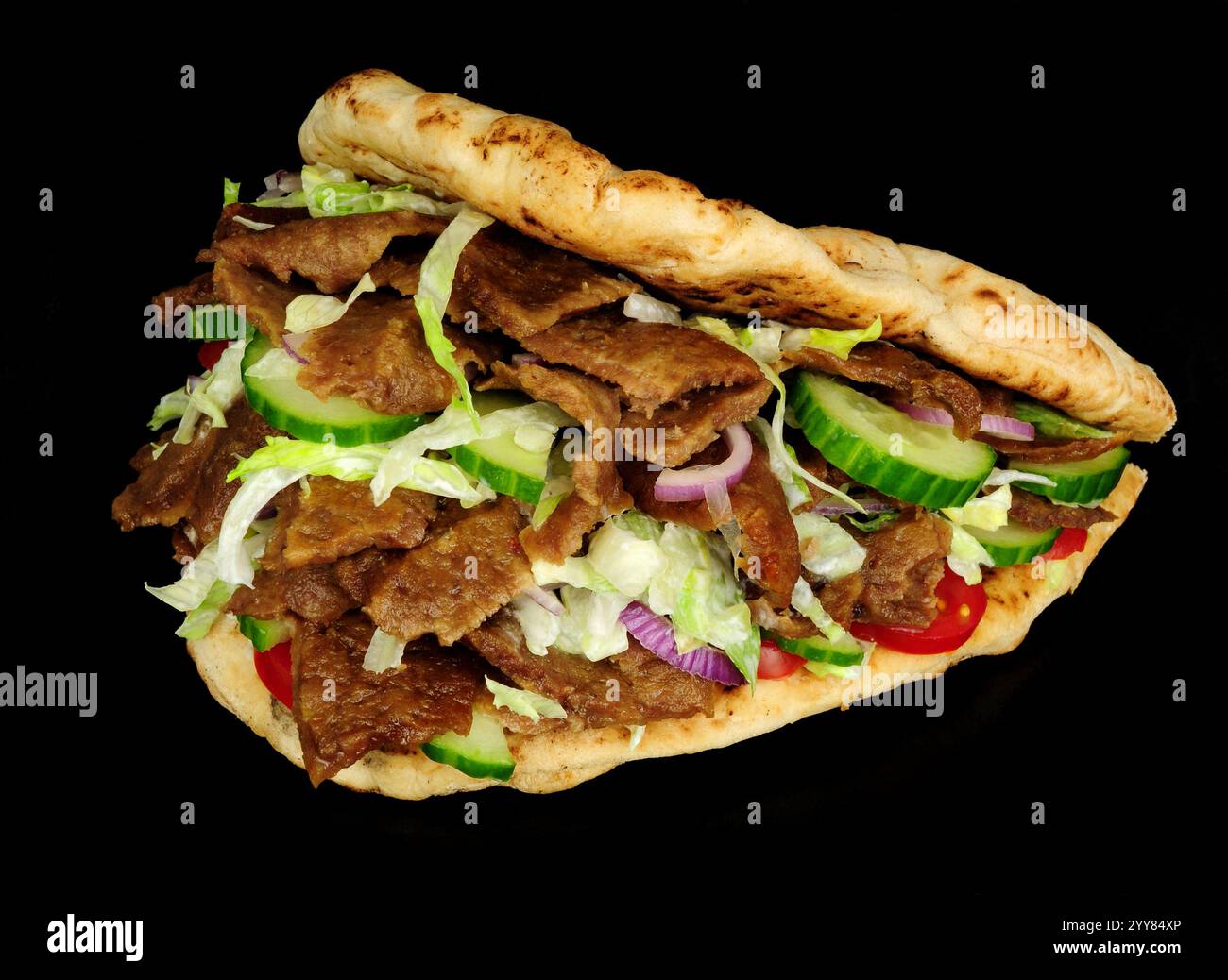 Carne di kebab Doner e panino con insalata fresca in un pane naan Foto Stock