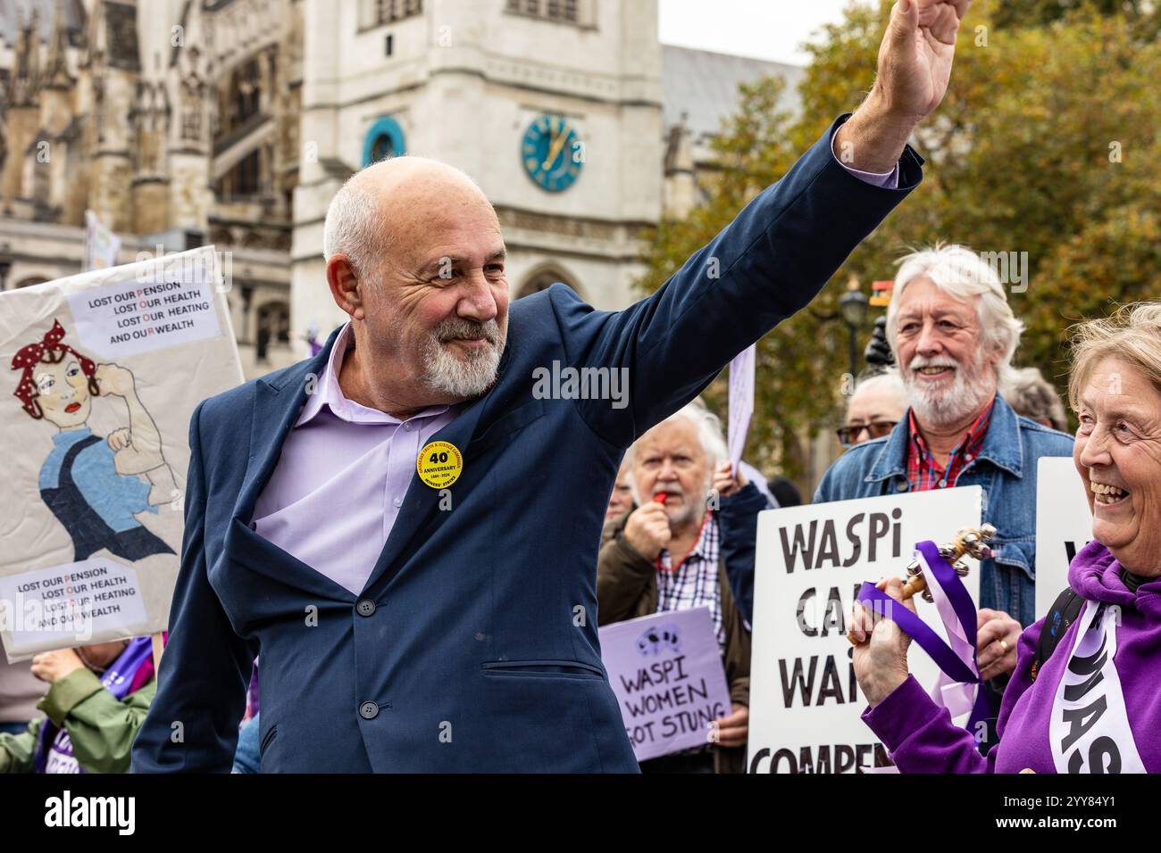 Westminster, Londra, Regno Unito, ottobre 30 2024, il deputato Jon Trickett parla con le donne WASPI che manifestano in occasione del budget Day fuori Westminster, Londra il 30 Foto Stock