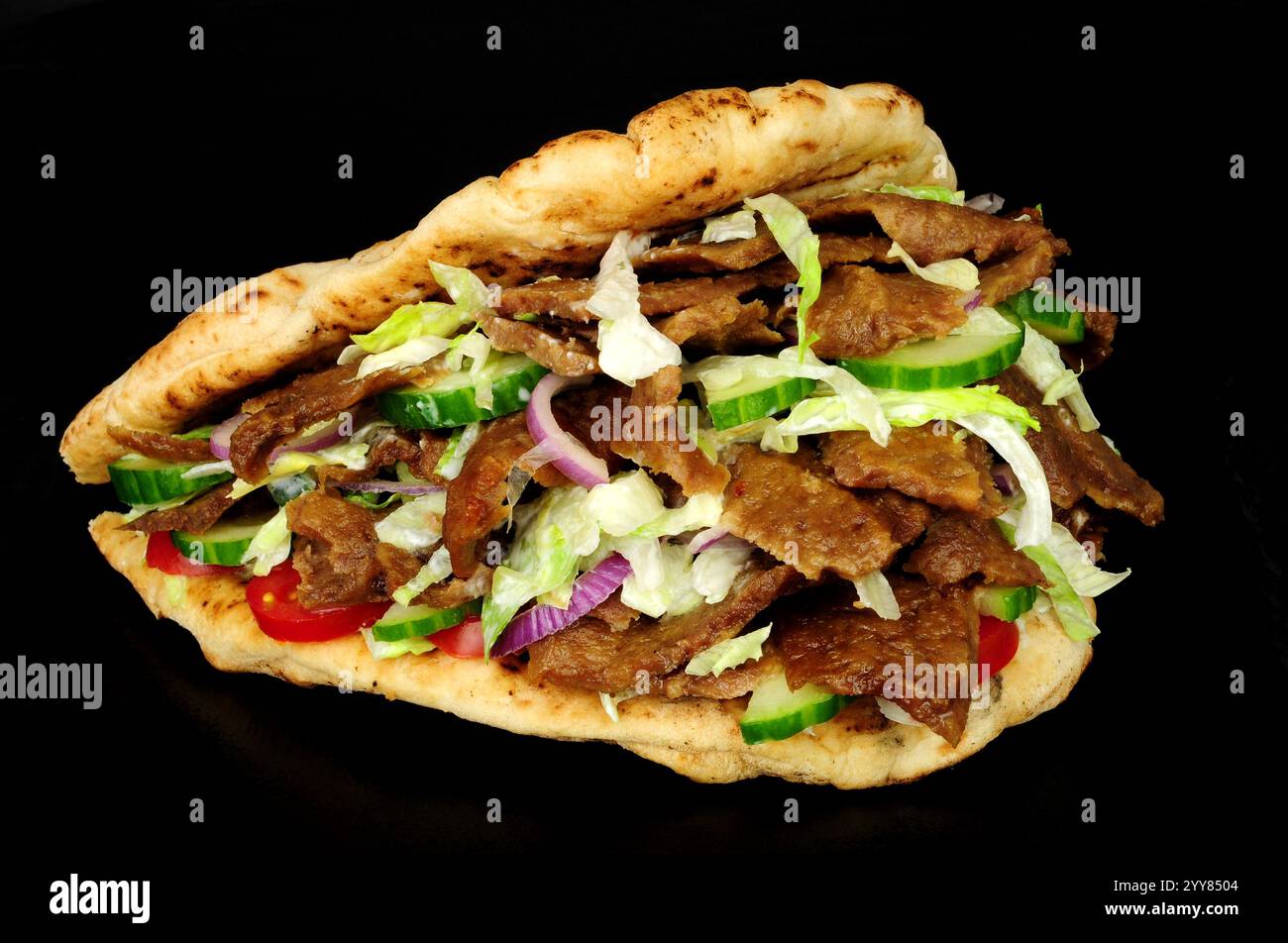 Carne di kebab Doner e panino con insalata fresca in un pane naan Foto Stock