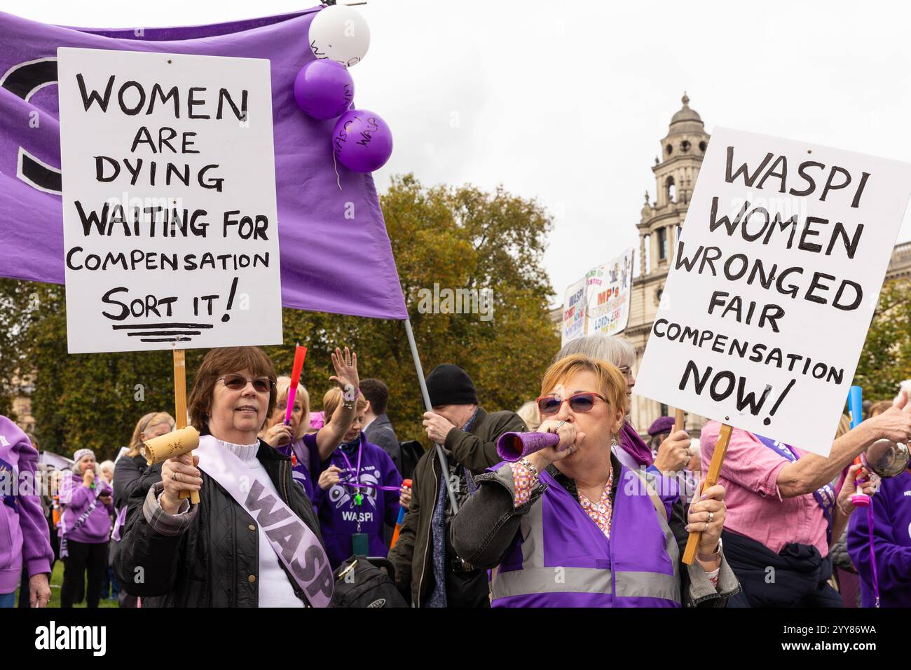 Westminster, Londra, Regno Unito, ottobre 30 2024, WASPI donne che manifestano con striscioni e cartelli al budget Day fuori Westminster, Londra il 30 ottobre Foto Stock