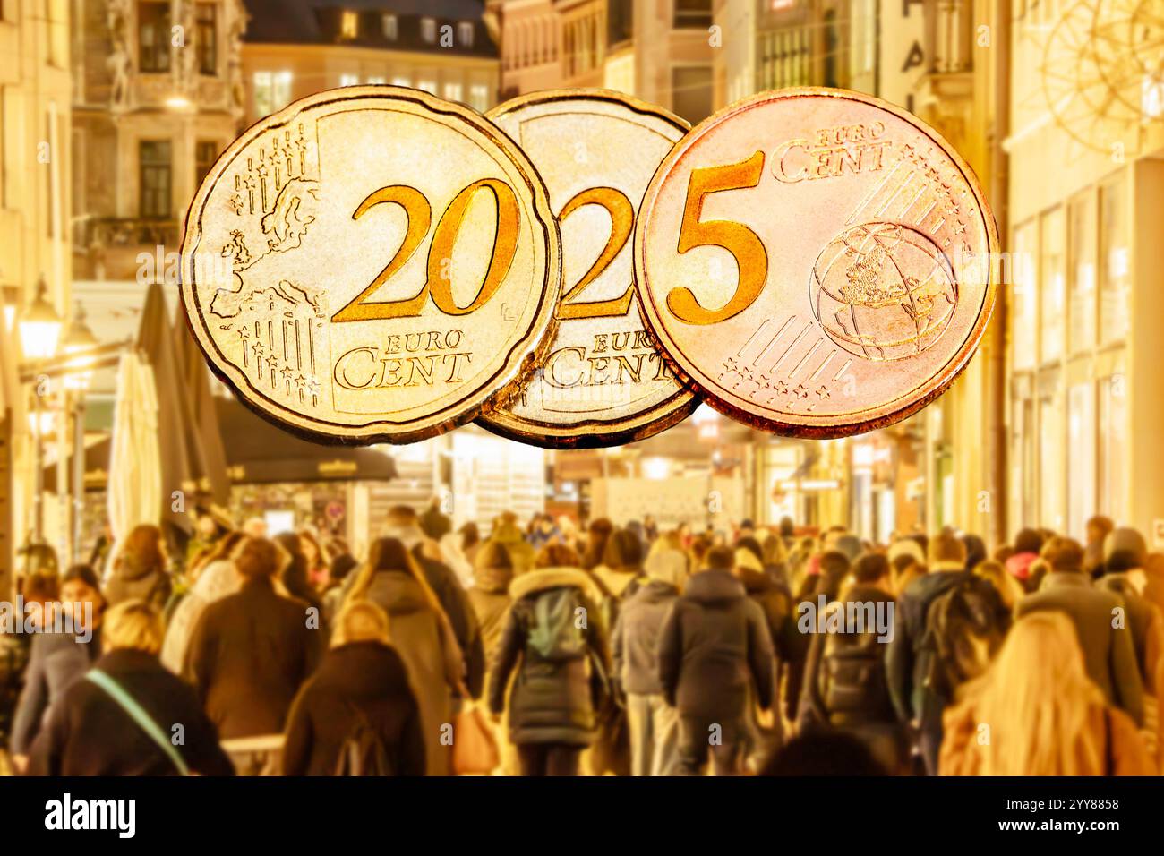Konjunktur, Konsum, Finanzen 2025, Symbolfoto: Centmünzen formen die Jahreszahl 2025, Kunden in der Münchner Fußgängerzone Deutschland, München, 2025, Finanzen, Kaufkraft, Konjunktur 2025, Centmünzen formen die Jahreszahl 2025, Konsumenten in der Münchner Fußgängerzone, Symbolfoto, Haushalt, Konjunktur, Wirtschaft, Konsum, Sparen, Rente, Einkommen, Vermögen, Investitionen, Geld, Erspartes, Ersparnisse, Euro, Zinsen, inflazione, Börse, Aktienkurse, Sparplan, Altersvorsorge, Sicherheit, vorsorgen, *** economia, consumi, finanza 2025, simbolo foto monete centesimi da anno 2025, clienti in th Foto Stock