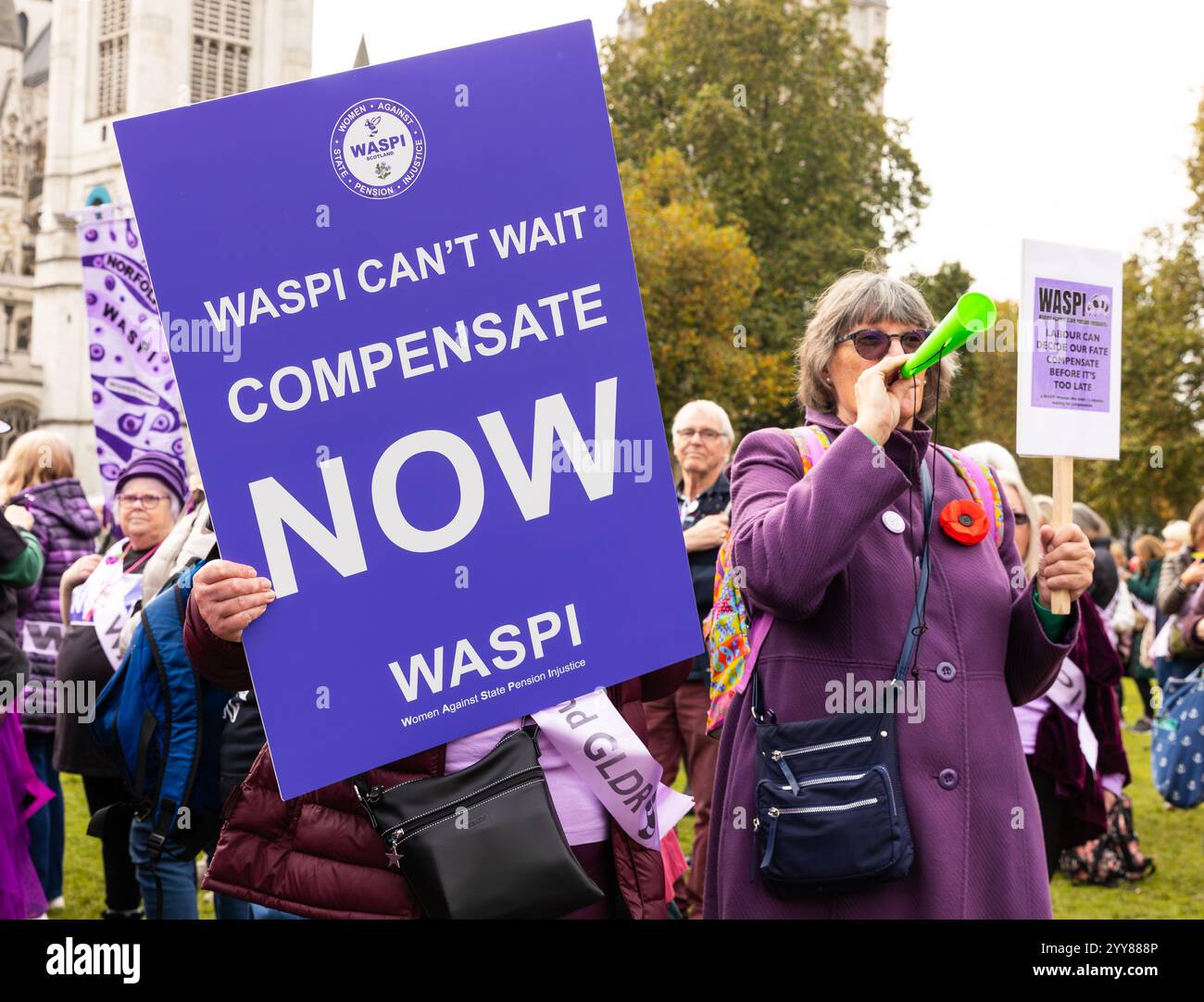 Westminster, Londra, Regno Unito, ottobre 30 2024, un grande gruppo di donne WASPI che manifestano con striscioni e cartelli in occasione del budget Day fuori Westminster, Londra Foto Stock