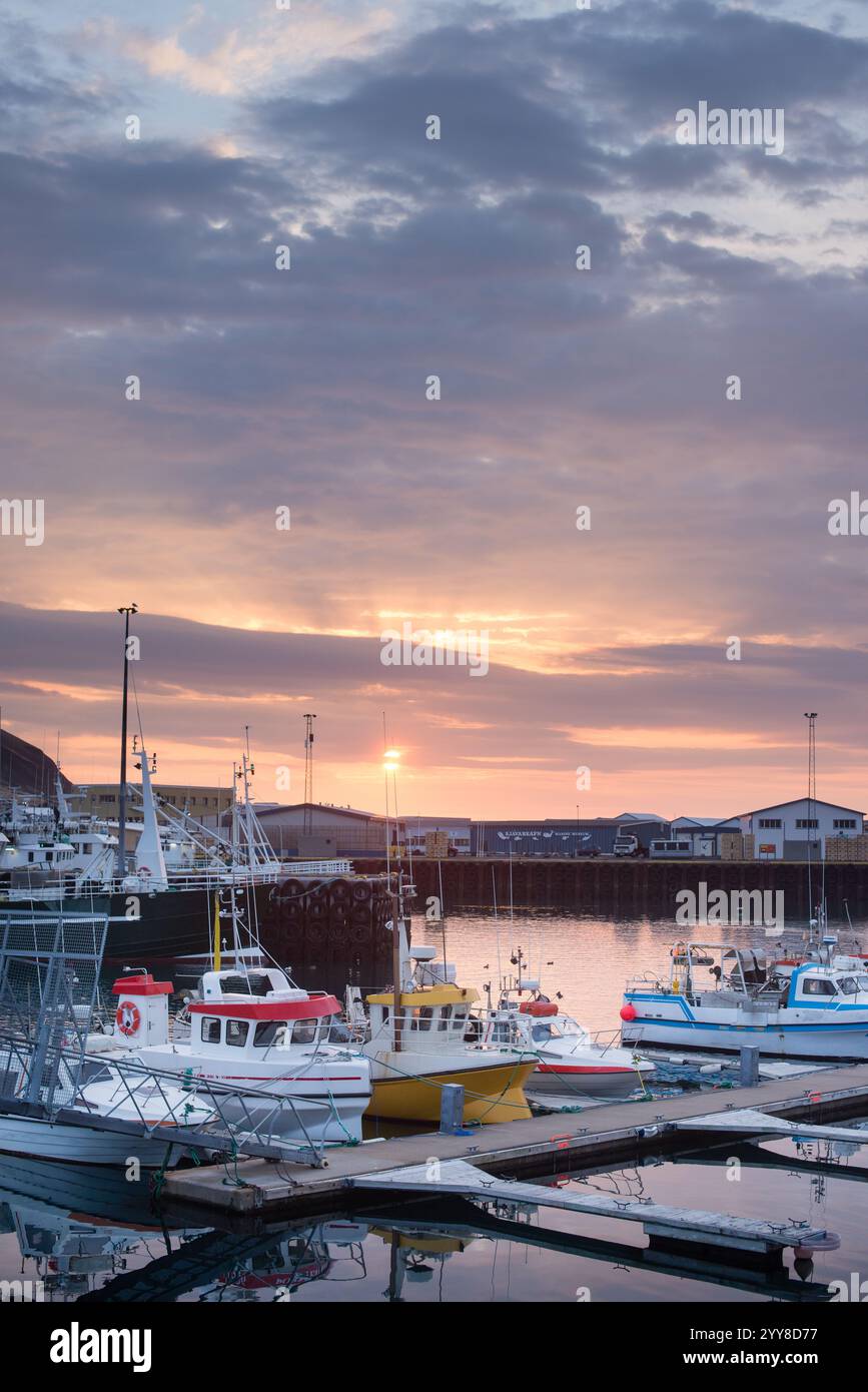 Tramonto sul porto con barche e riflessi Foto Stock