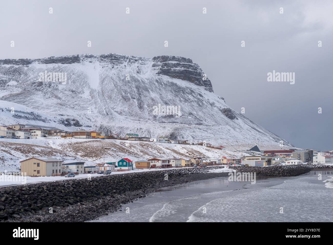 Città costiera innevata con scogliera torreggiante Foto Stock