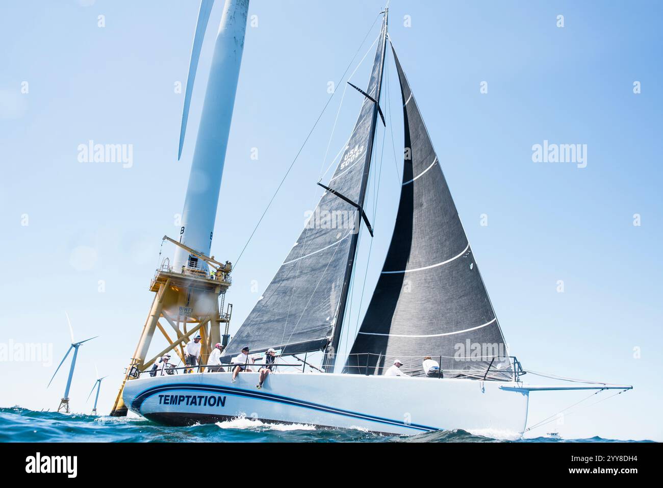 Barche a vela con turbine eoliche nella regata Block Island Race Week Foto Stock