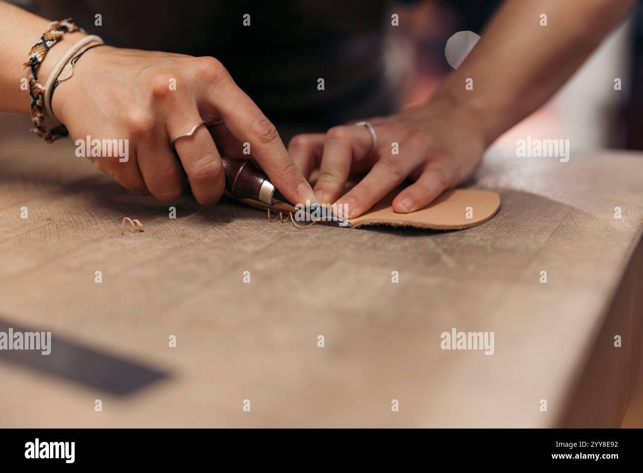 Bordi in pelle lavorati artigianalmente per un pezzo in pelle fatto a mano Foto Stock