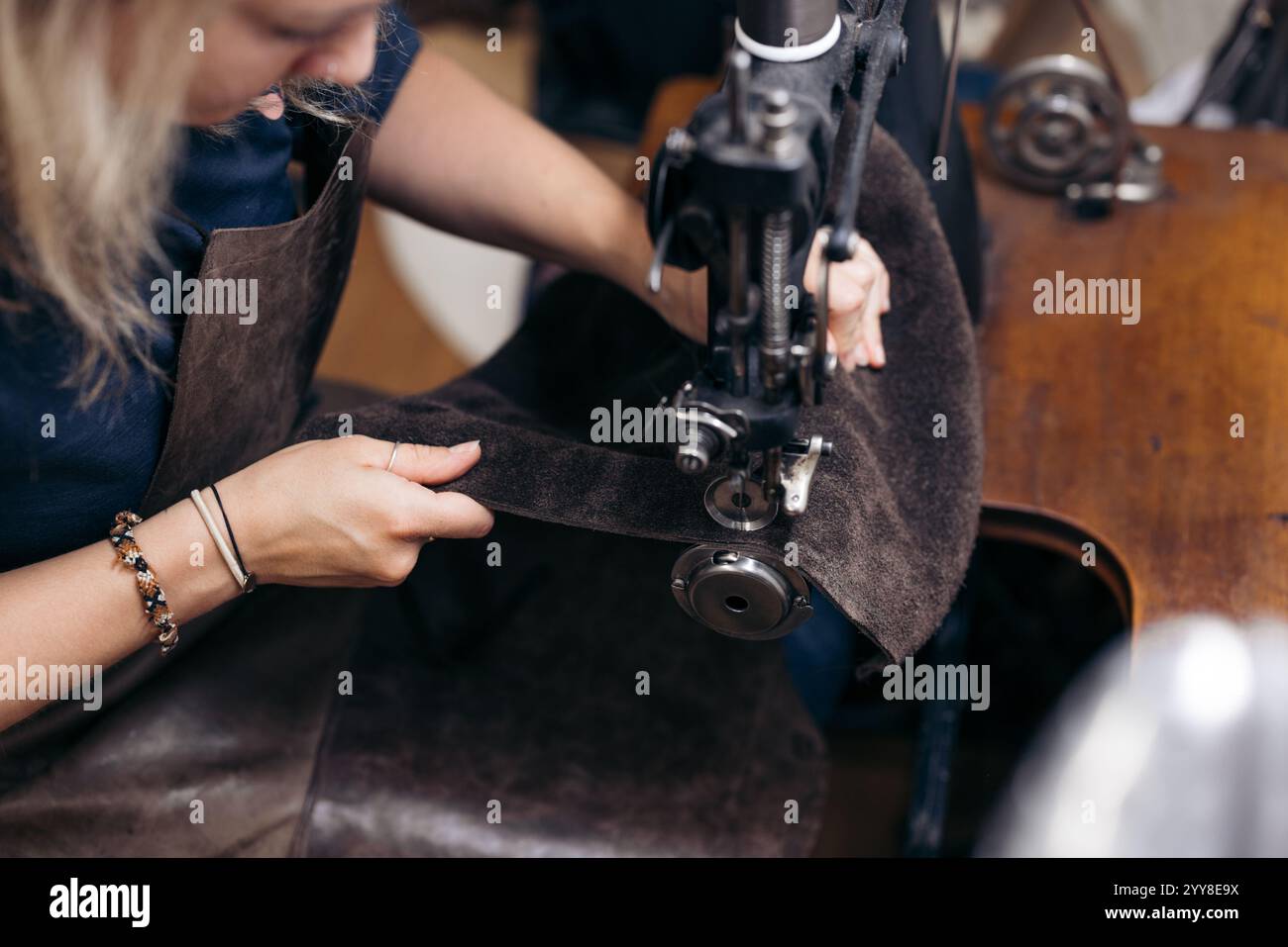 Materiale per cuciture artigianali in pelle utilizzando una macchina da cucire vintage Foto Stock