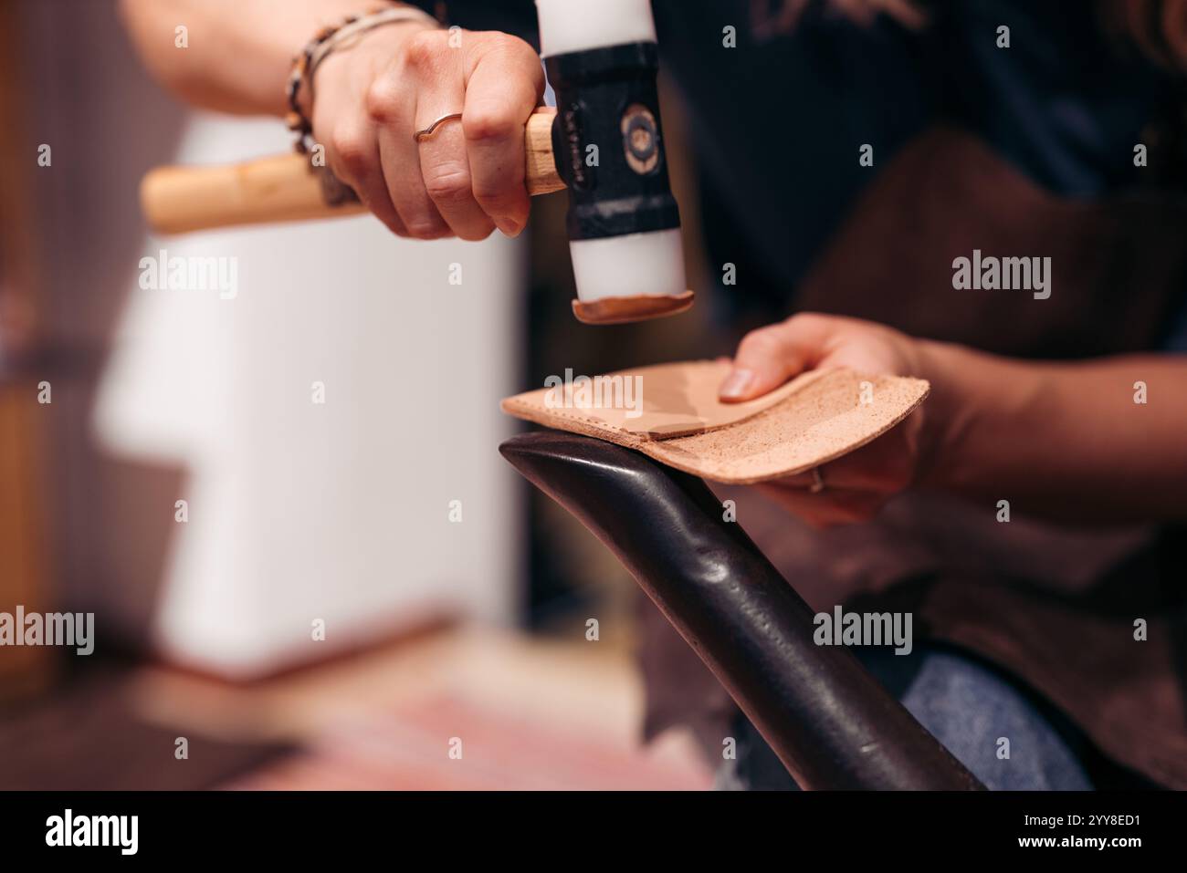 Materiale di sagomatura artigianale in pelle con martello e utensile di precisione Foto Stock