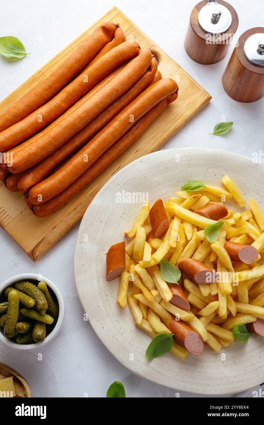 patate fritte con salsicce e cetrioli sottaceto Foto Stock