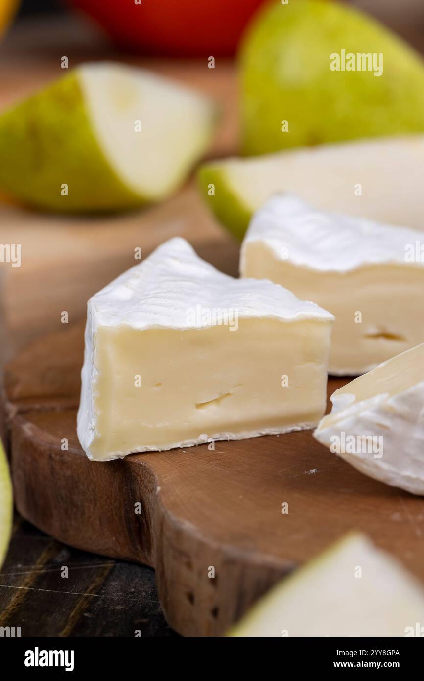 formaggio con muffa bianca, formaggio fresco su un tagliere Foto Stock