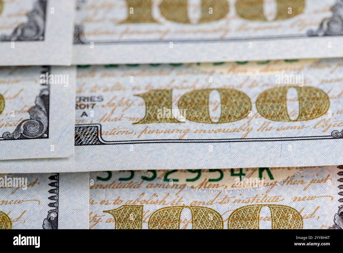 Figura 100 del valore nominale di 100 dollari americani in primo piano, dettagli di un gruppo di banconote in dollari americani Foto Stock