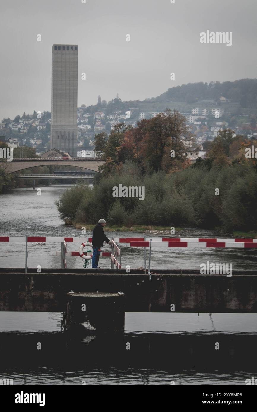 Momenti tranquilli vicino al fiume a Zürich, sotto un cielo nuvoloso Foto Stock
